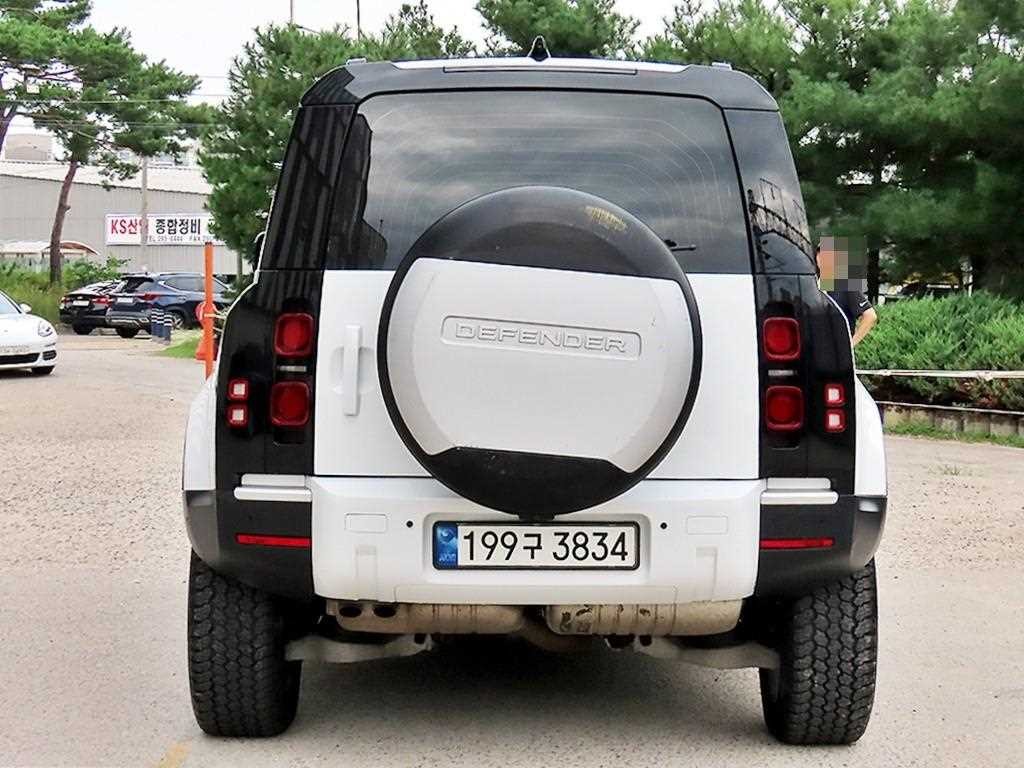 랜드로버 디펜더 디펜더 (L663) D240 SE 이미지 4