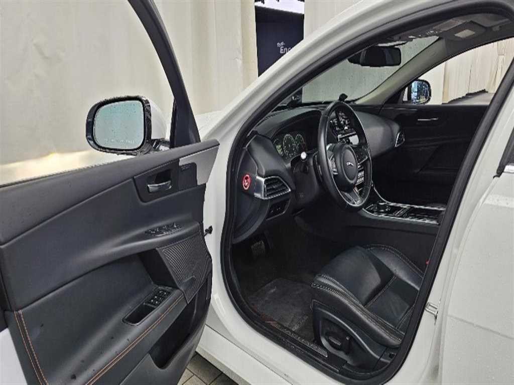 재규어 XE 2.0T 프레스티지 이미지 10