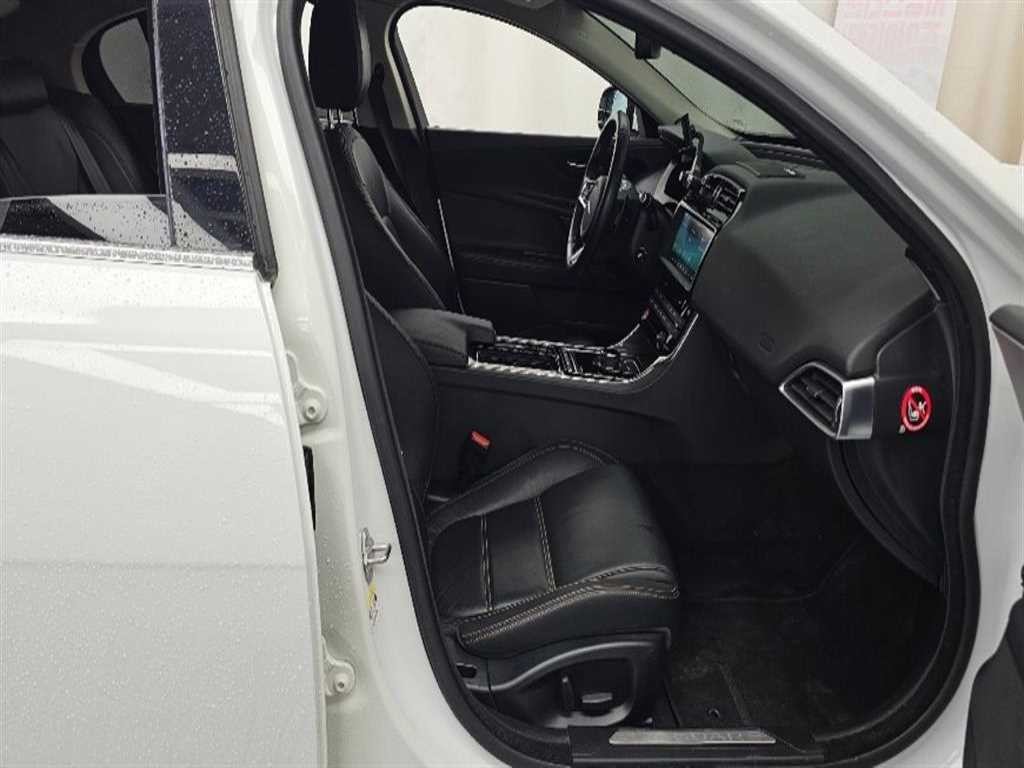 재규어 XE 2.0T 프레스티지 이미지 11