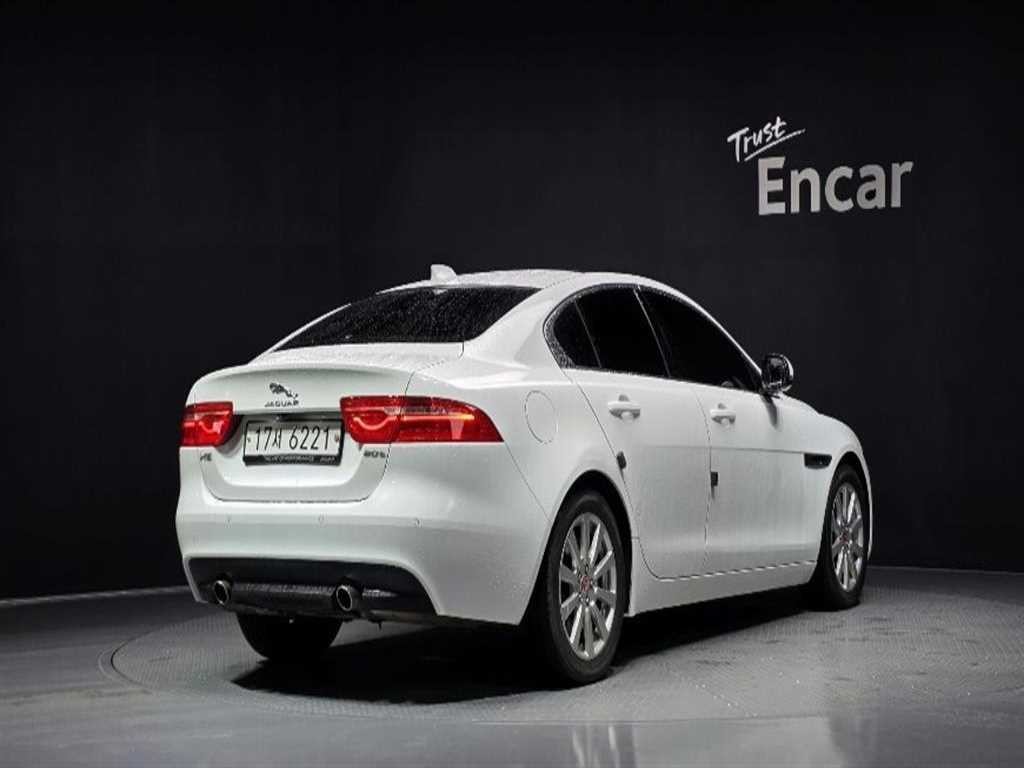 재규어 XE 2.0T 프레스티지 이미지 2
