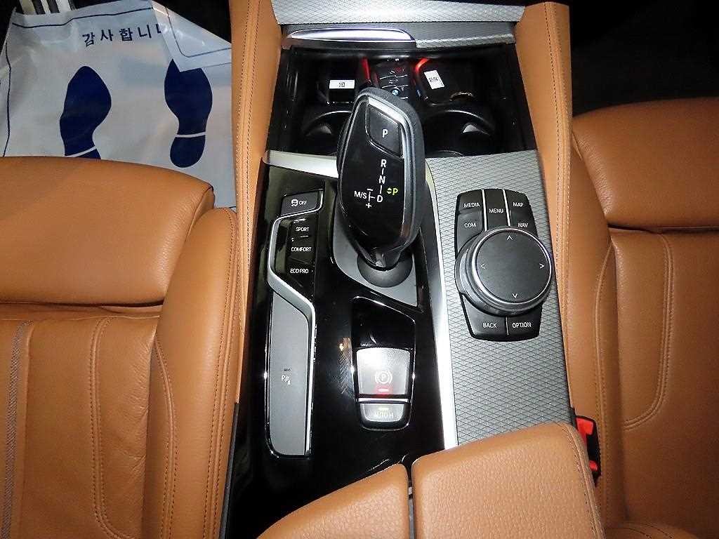 BMW 5시리즈 5시리즈 (G30) 520d xDrive M 스포츠 플러스 이미지 12