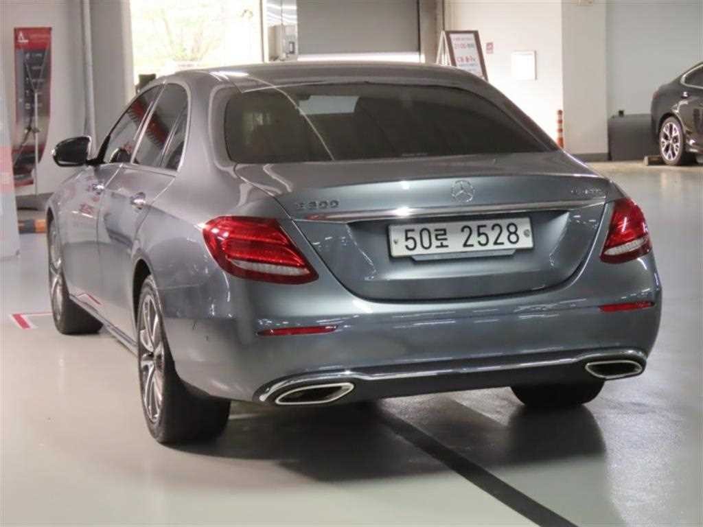 벤츠 E 클래스 E-클래스 W213 E300 4MATIC 아방가르드 이미지 4