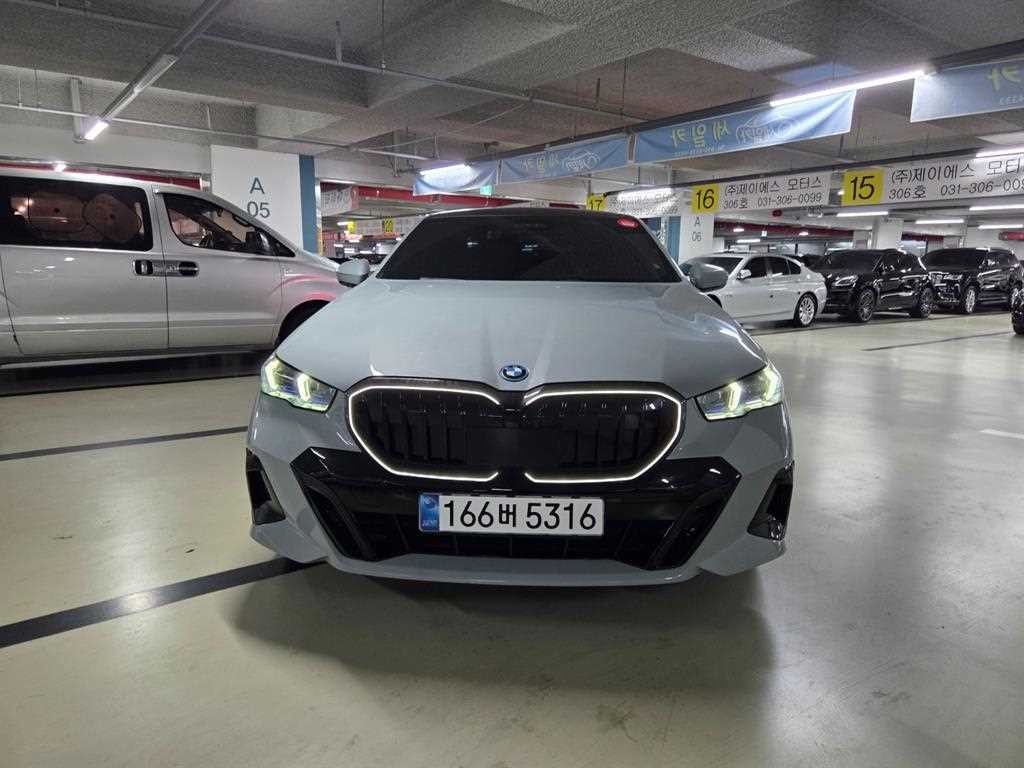 BMW 5시리즈 5시리즈 (G60) 530e M 스포츠 이미지 1
