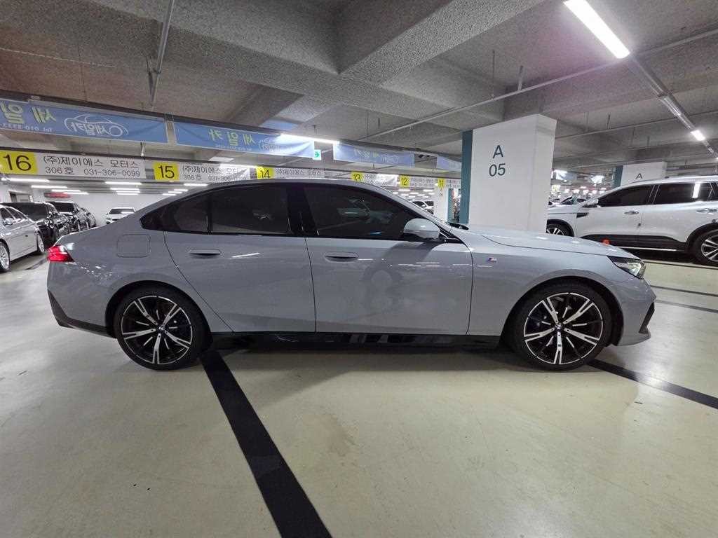 BMW 5시리즈 5시리즈 (G60) 530e M 스포츠 이미지 3