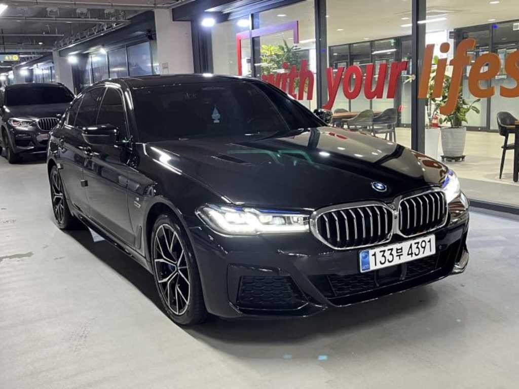 BMW 5시리즈 5시리즈 (G30) 530e M 스포츠 이미지 1