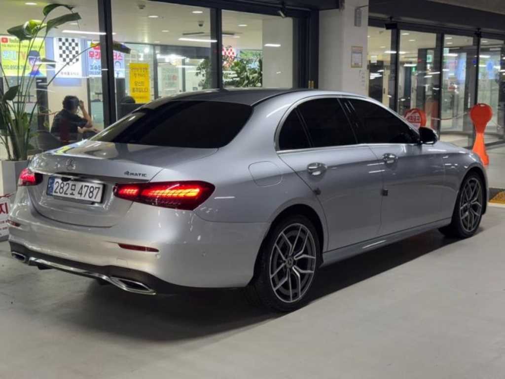 벤츠 E 클래스 E-클래스 W213 E220d 4MATIC AMG라인 이미지 4
