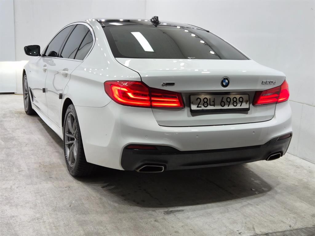 BMW 5시리즈 5시리즈 (G30) 520d xDrive M 스포츠 플러스 이미지 4