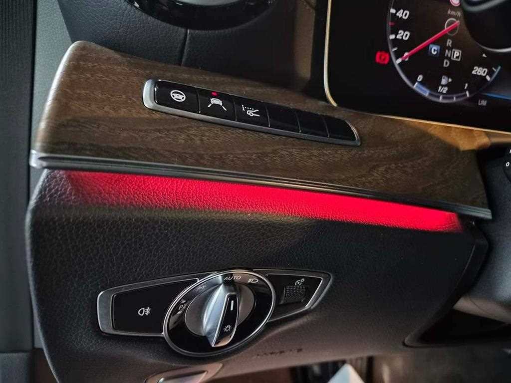 벤츠 E 클래스 E-클래스 W213 E300e 4MATIC 익스클루시브 이미지 13