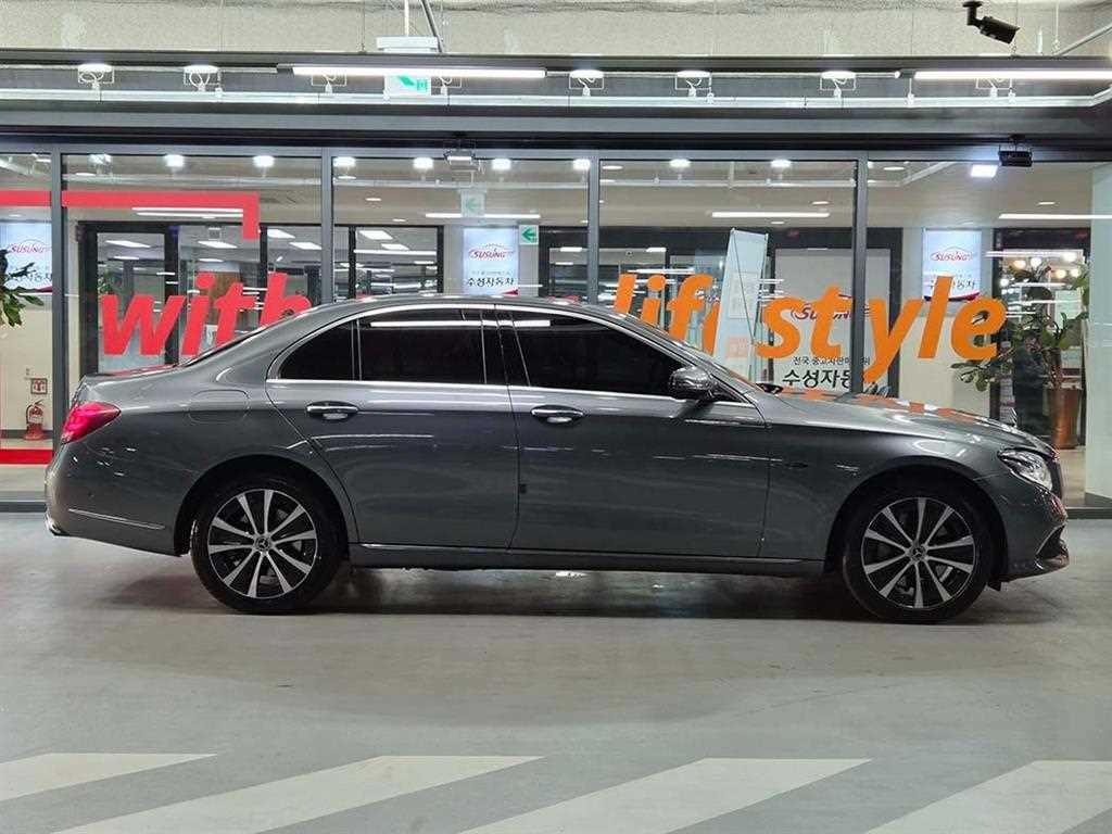 벤츠 E 클래스 E-클래스 W213 E300e 4MATIC 익스클루시브 이미지 3