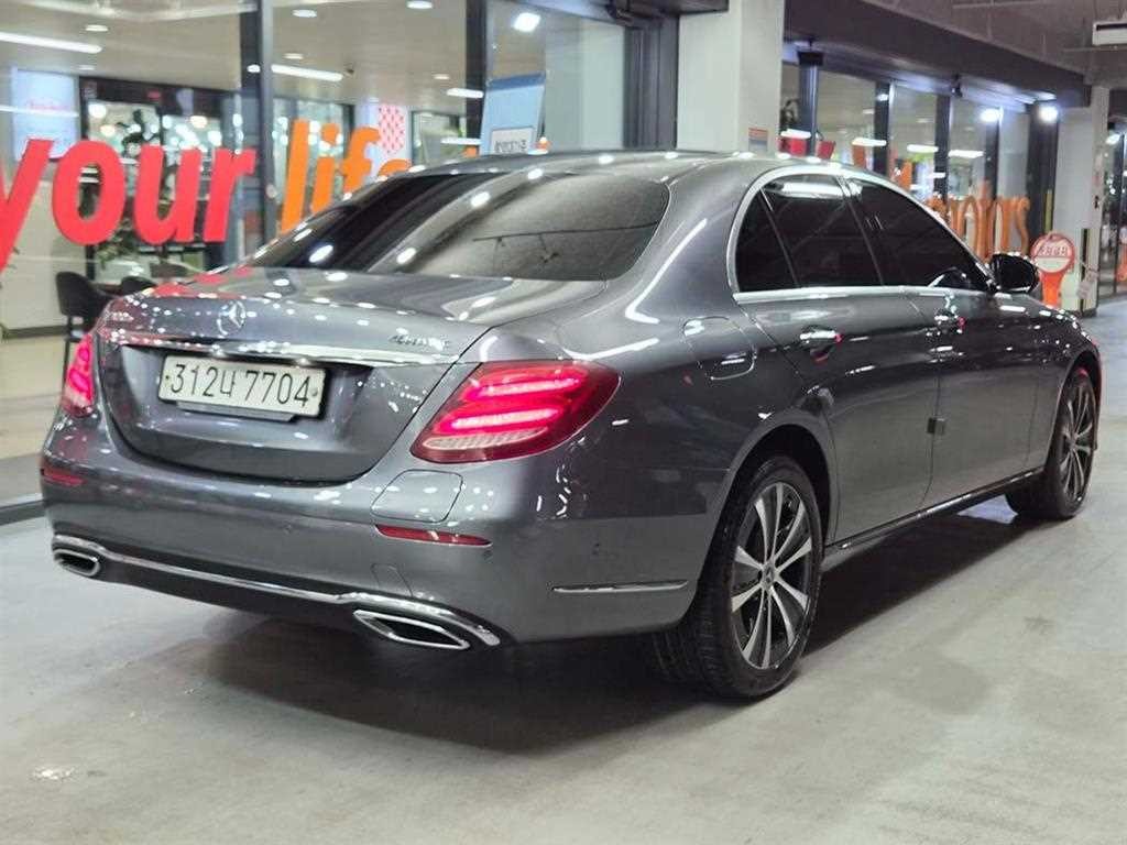 벤츠 E 클래스 E-클래스 W213 E300e 4MATIC 익스클루시브 이미지 4