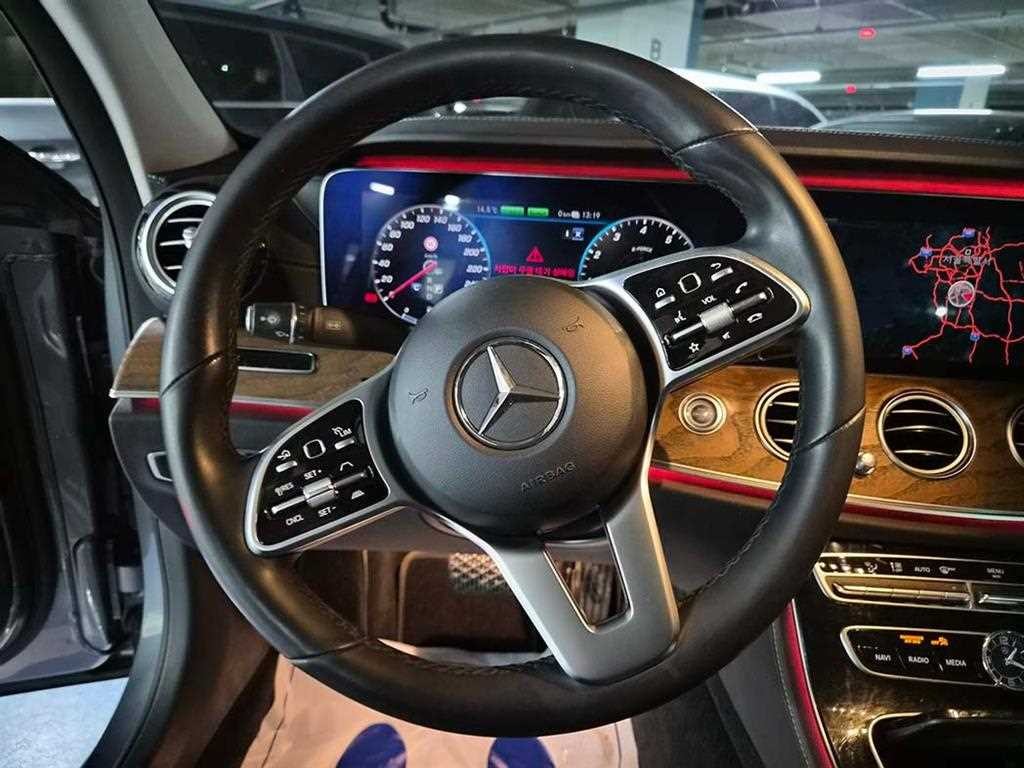 벤츠 E 클래스 E-클래스 W213 E300e 4MATIC 익스클루시브 이미지 8