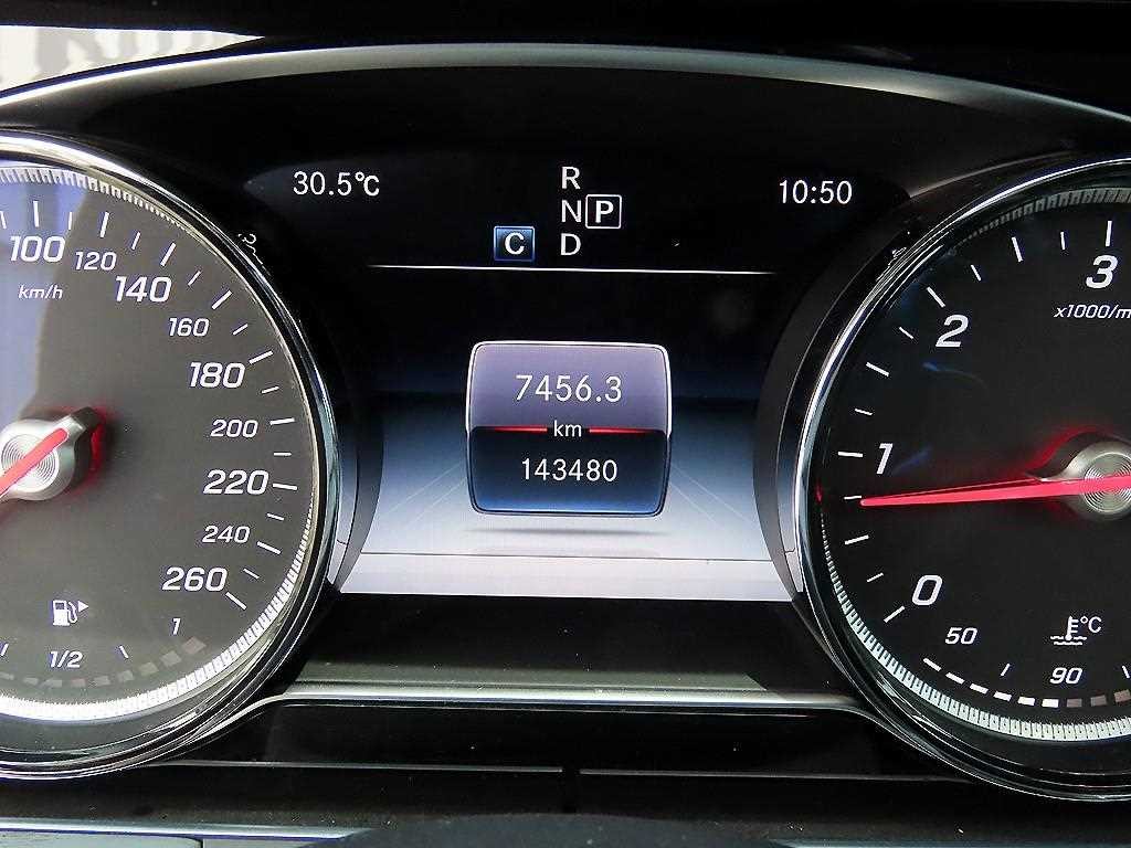 벤츠 E 클래스 E-클래스 W213 E220d 4MATIC 아방가르드 이미지 10