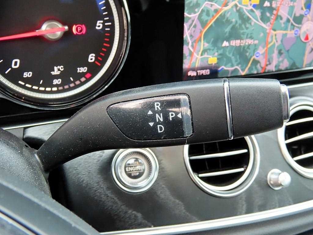 벤츠 E 클래스 E-클래스 W213 E220d 4MATIC 아방가르드 이미지 11