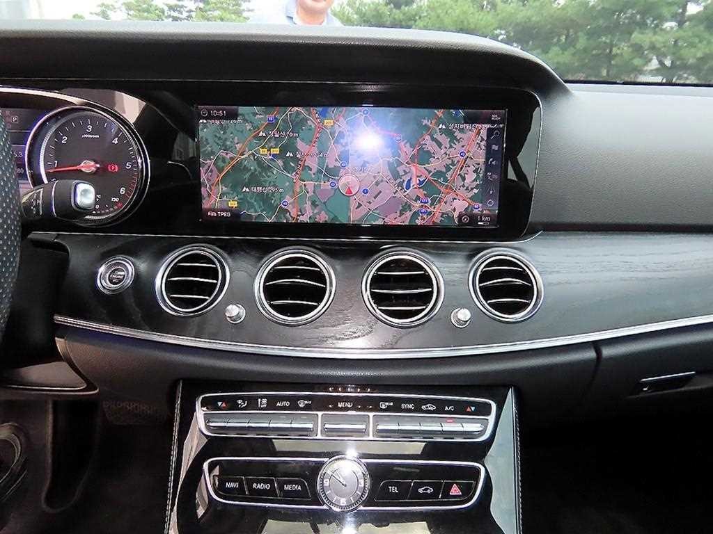 벤츠 E 클래스 E-클래스 W213 E220d 4MATIC 아방가르드 이미지 14