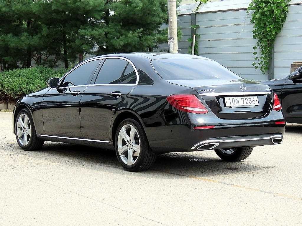 벤츠 E 클래스 E-클래스 W213 E220d 4MATIC 아방가르드 이미지 3