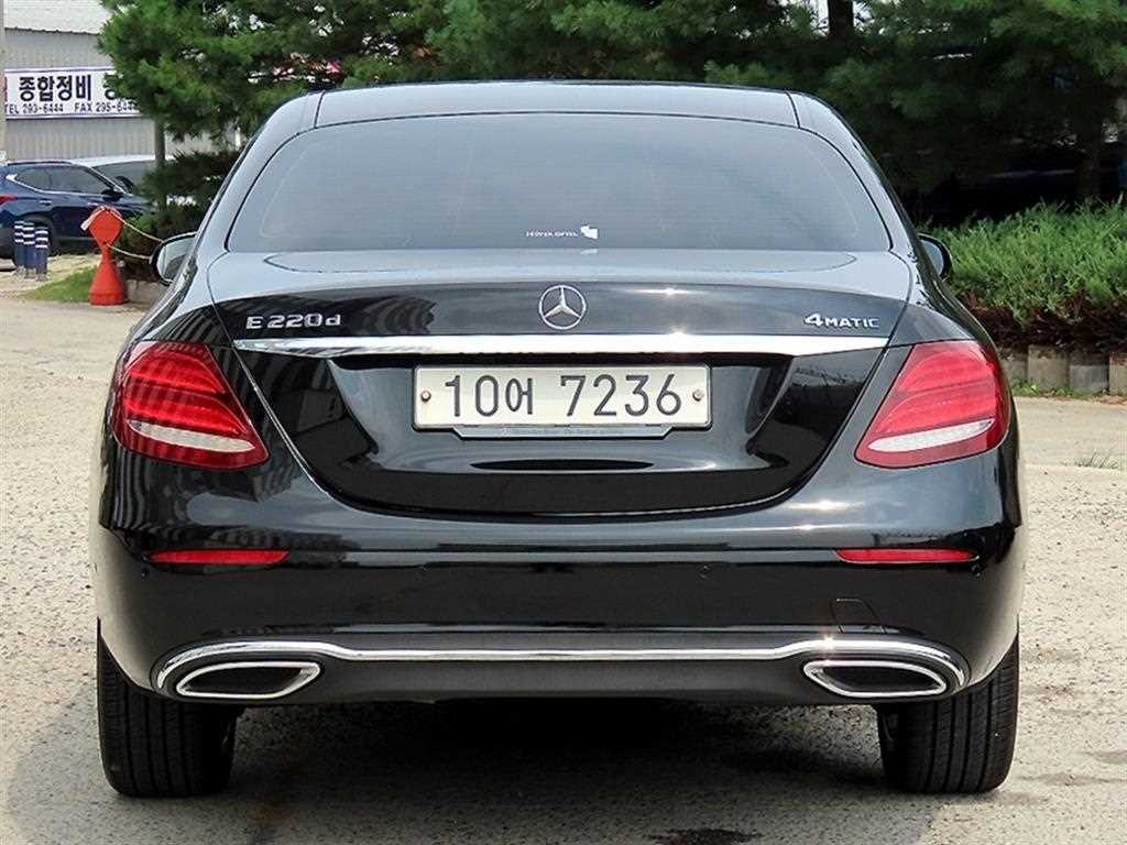 벤츠 E 클래스 E-클래스 W213 E220d 4MATIC 아방가르드 이미지 4