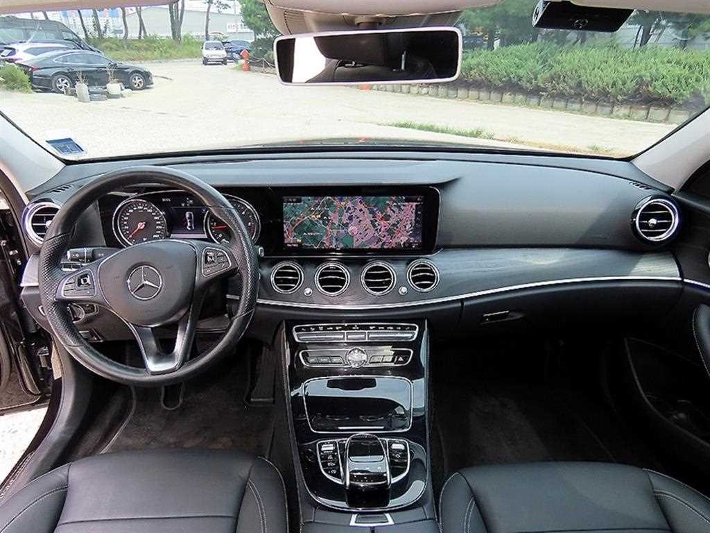 벤츠 E 클래스 E-클래스 W213 E220d 4MATIC 아방가르드 이미지 8
