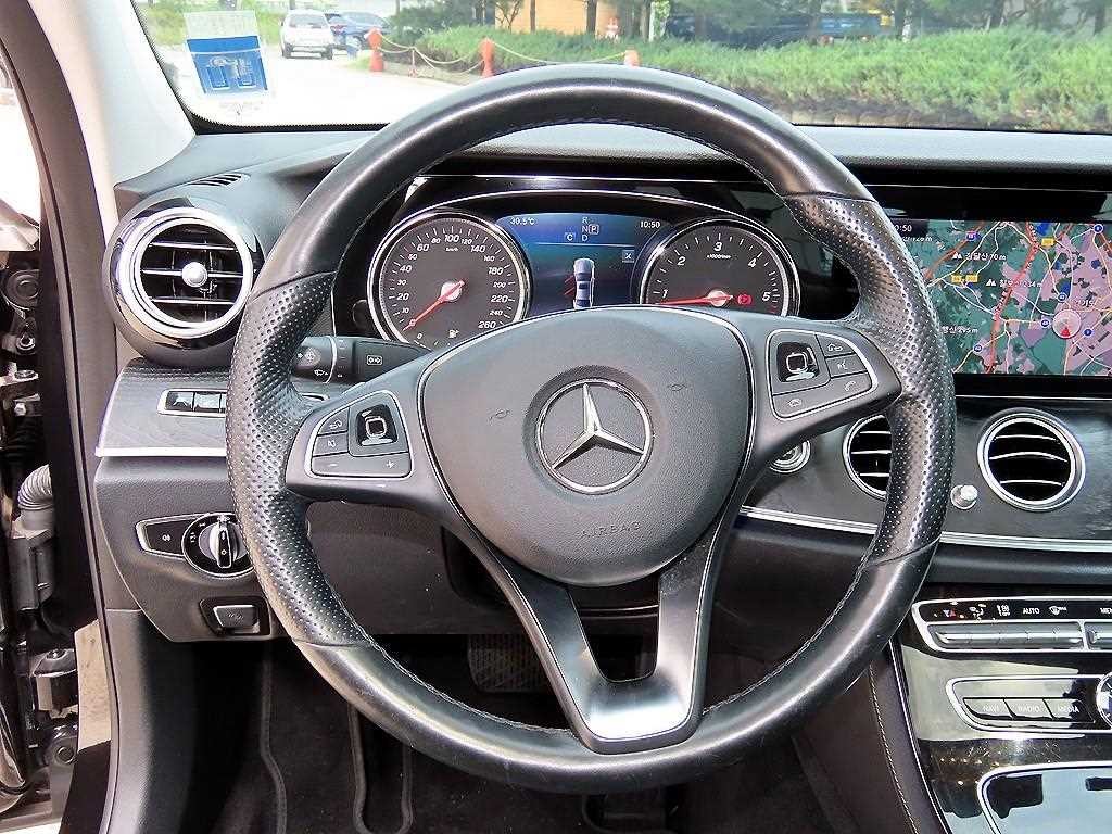 벤츠 E 클래스 E-클래스 W213 E220d 4MATIC 아방가르드 이미지 9