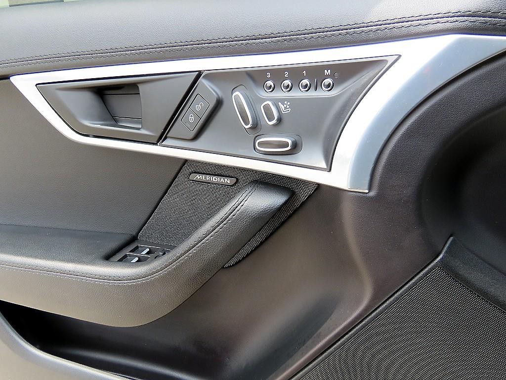 재규어 F-TYPE P300 쿠페 이미지 10