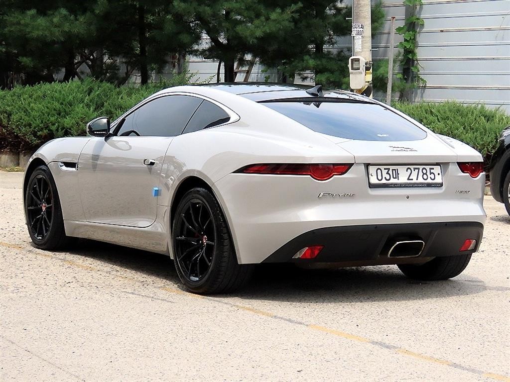 재규어 F-TYPE P300 쿠페 이미지 3