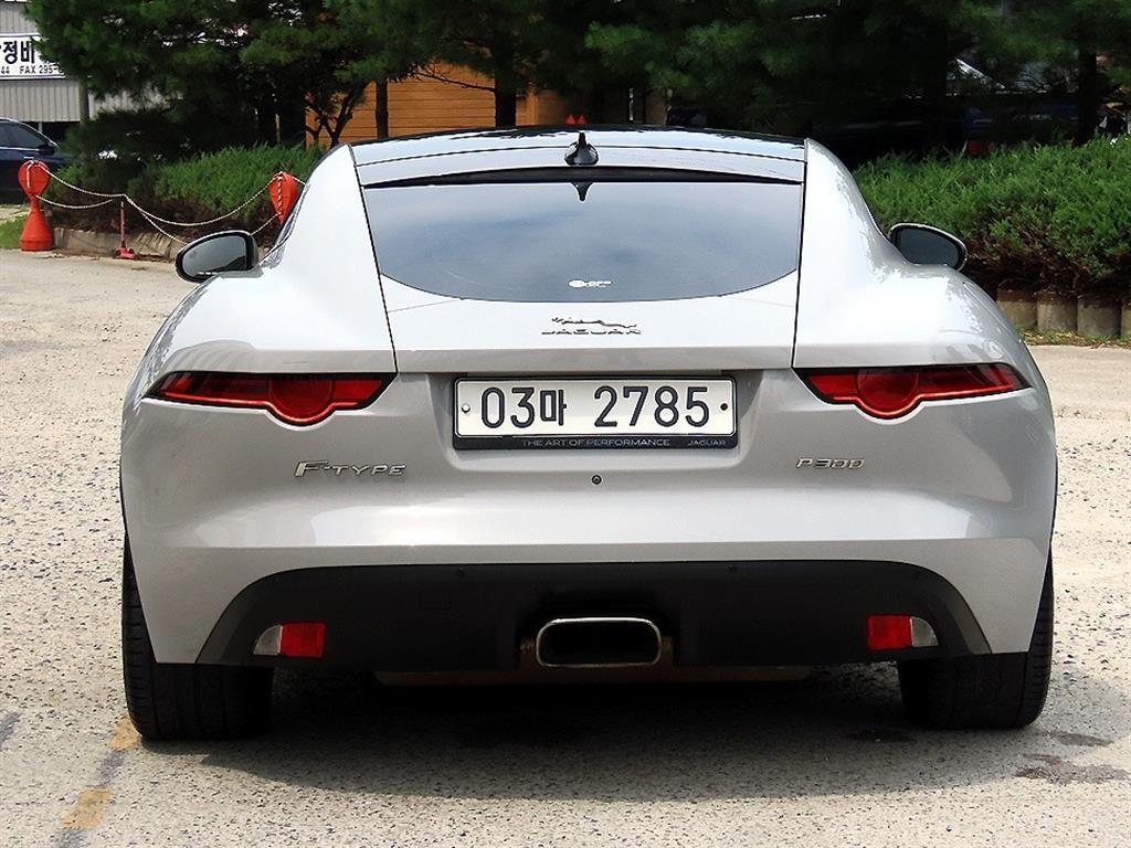재규어 F-TYPE P300 쿠페 이미지 4