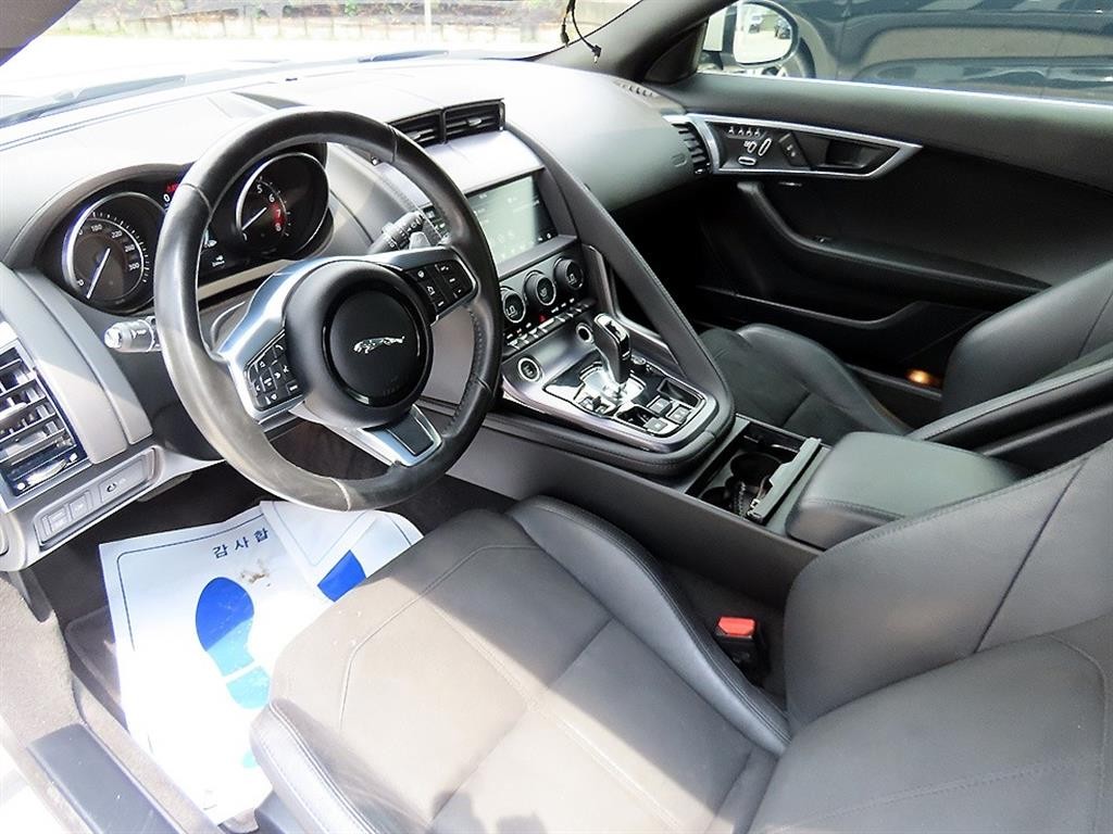 재규어 F-TYPE P300 쿠페 이미지 6