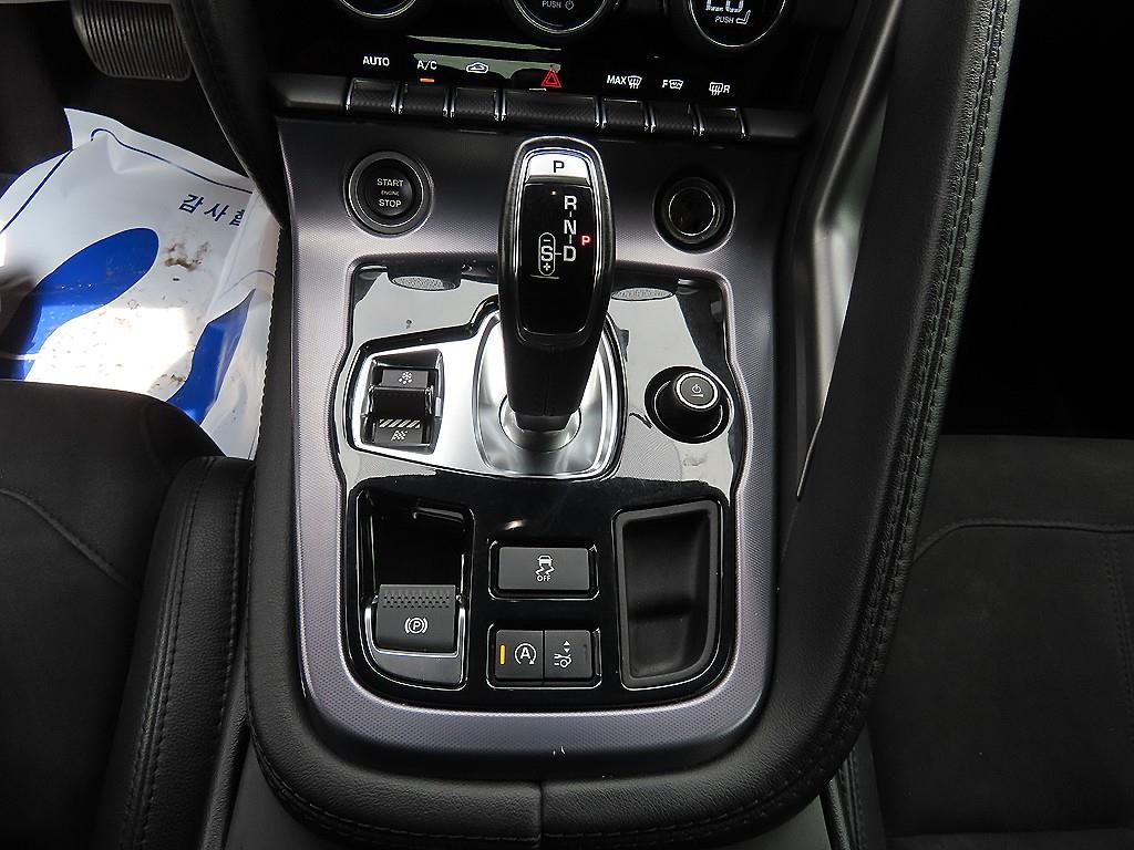 재규어 F-TYPE P300 쿠페 이미지 9