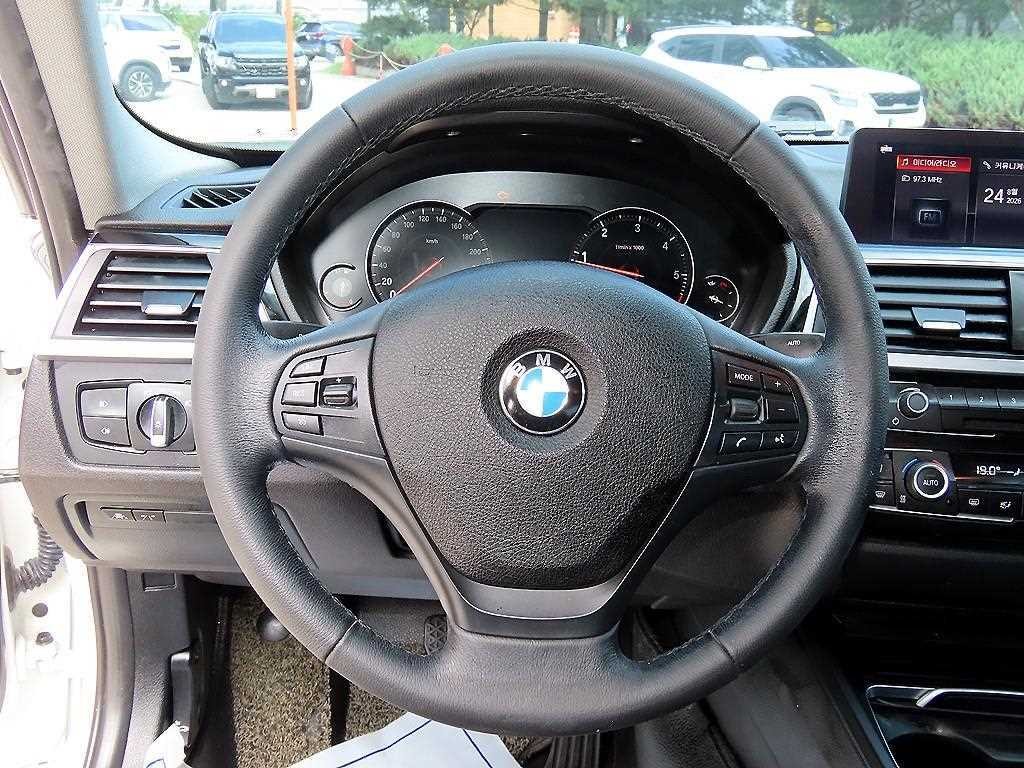 BMW 3시리즈 3시리즈 (F30) 320d 이미지 8