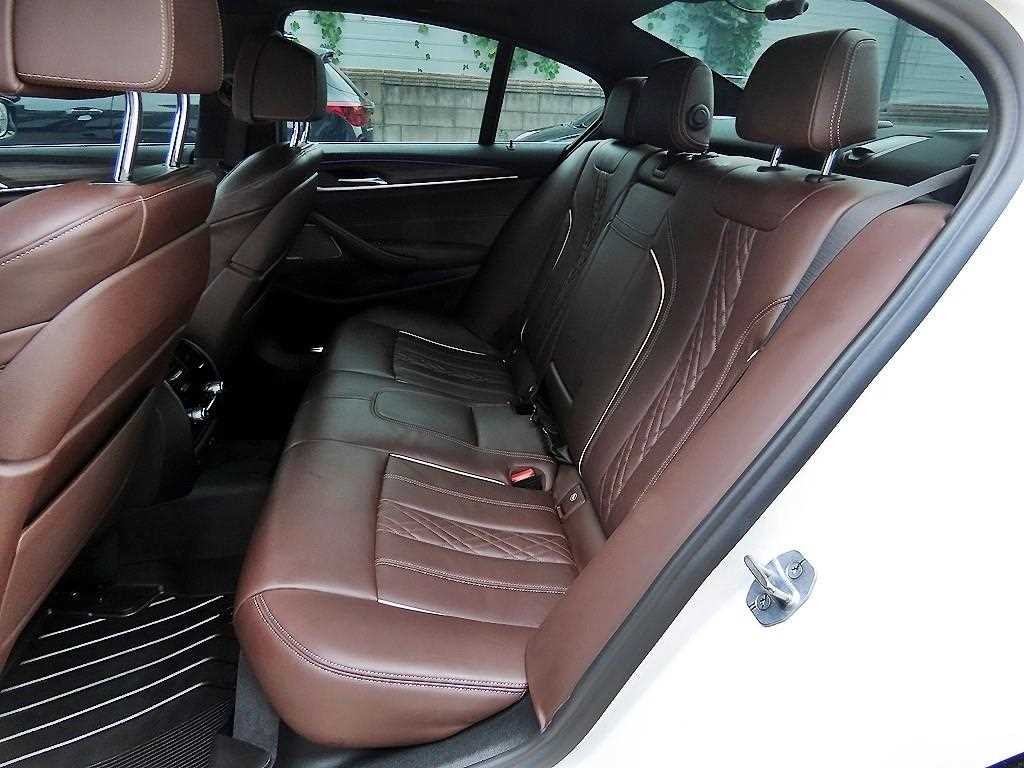 BMW 5시리즈 5시리즈 (G30) 530e M 스포츠 이미지 6