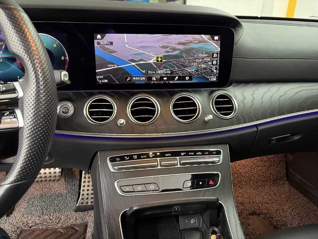벤츠 E 클래스 E-클래스 W213 E220d 4MATIC AMG라인 이미지 10