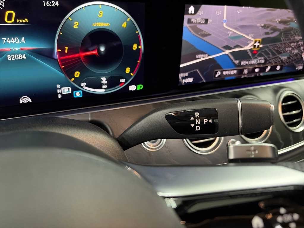 벤츠 E 클래스 E-클래스 W213 E220d 4MATIC AMG라인 이미지 8