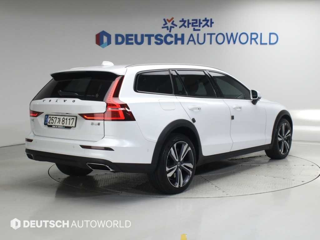 볼보 V60 V60 크로스 컨트리 2세대 2.0 B5 프로 AWD 이미지 2