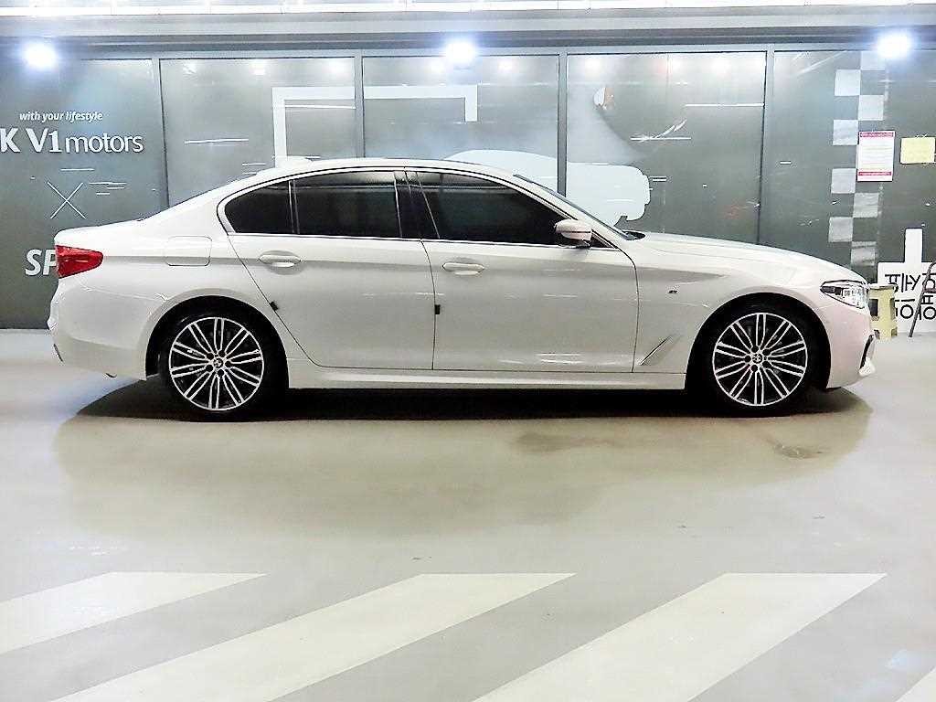 BMW 5시리즈 5시리즈 (G30) 530i M 스포츠 플러스 이미지 3