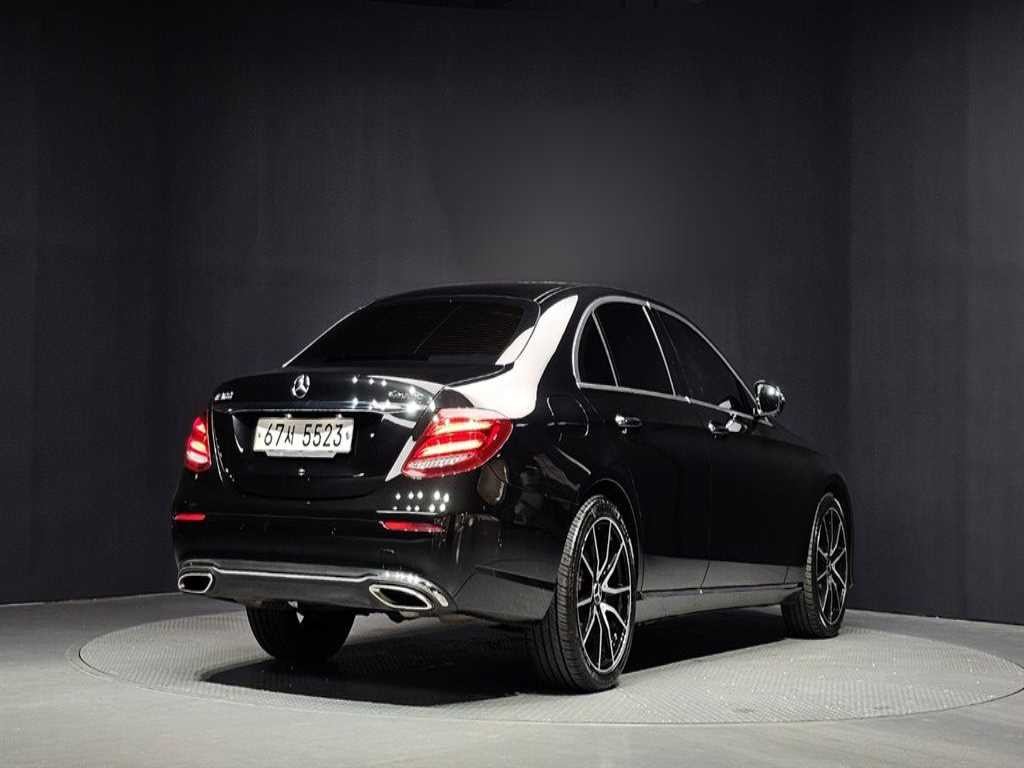 벤츠 E 클래스 E-클래스 W213 E300 4MATIC 아방가르드 이미지 2
