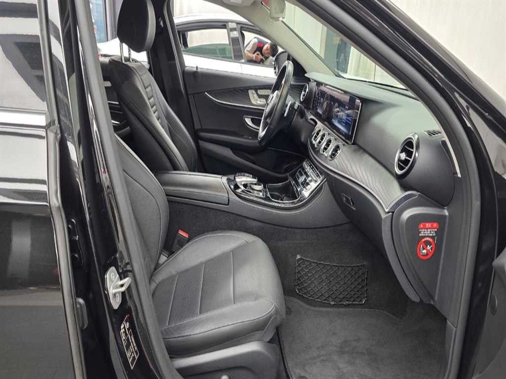 벤츠 E 클래스 E-클래스 W213 E300 4MATIC 아방가르드 이미지 6