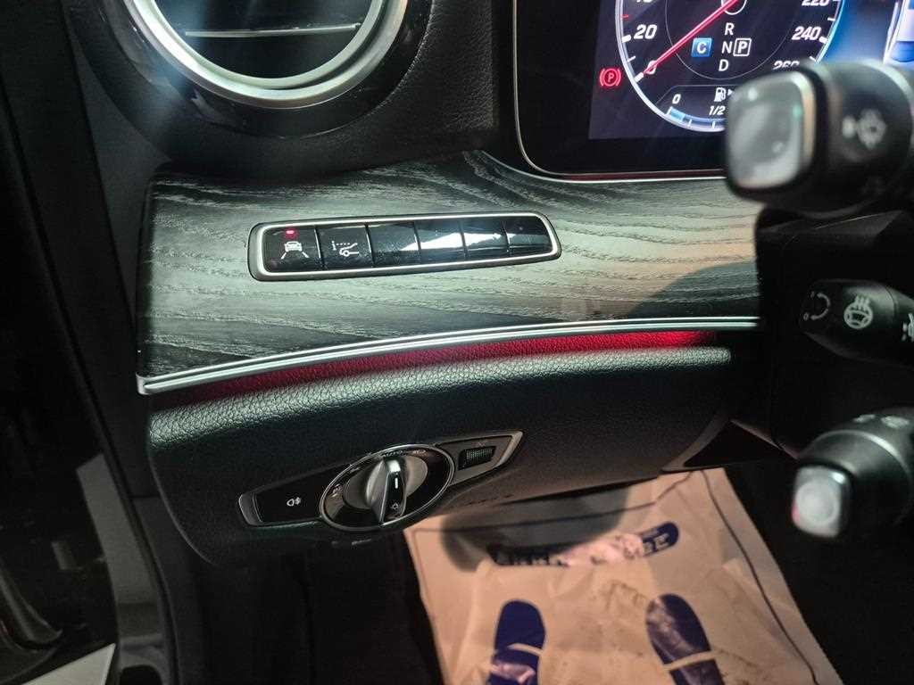 벤츠 E 클래스 E-클래스 W213 E300 4MATIC 아방가르드 이미지 9