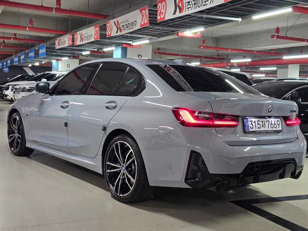 BMW 3시리즈 3시리즈 (G20) 330e M 스포츠 이미지 4