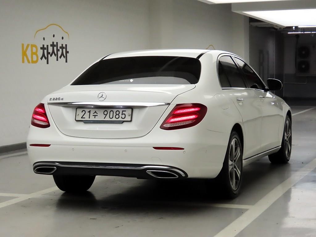 벤츠 E 클래스 E-클래스 W213 E220d 아방가르드 이미지 4
