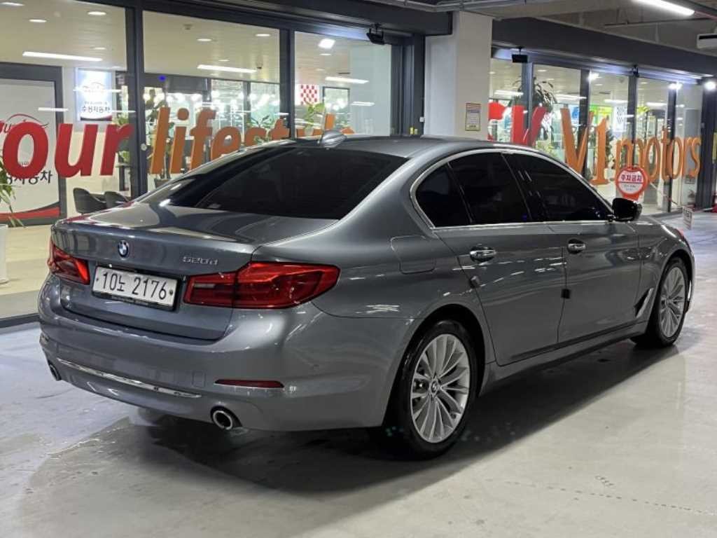 BMW 5시리즈 5시리즈 (G30) 520d M 스포츠 플러스 이미지 4