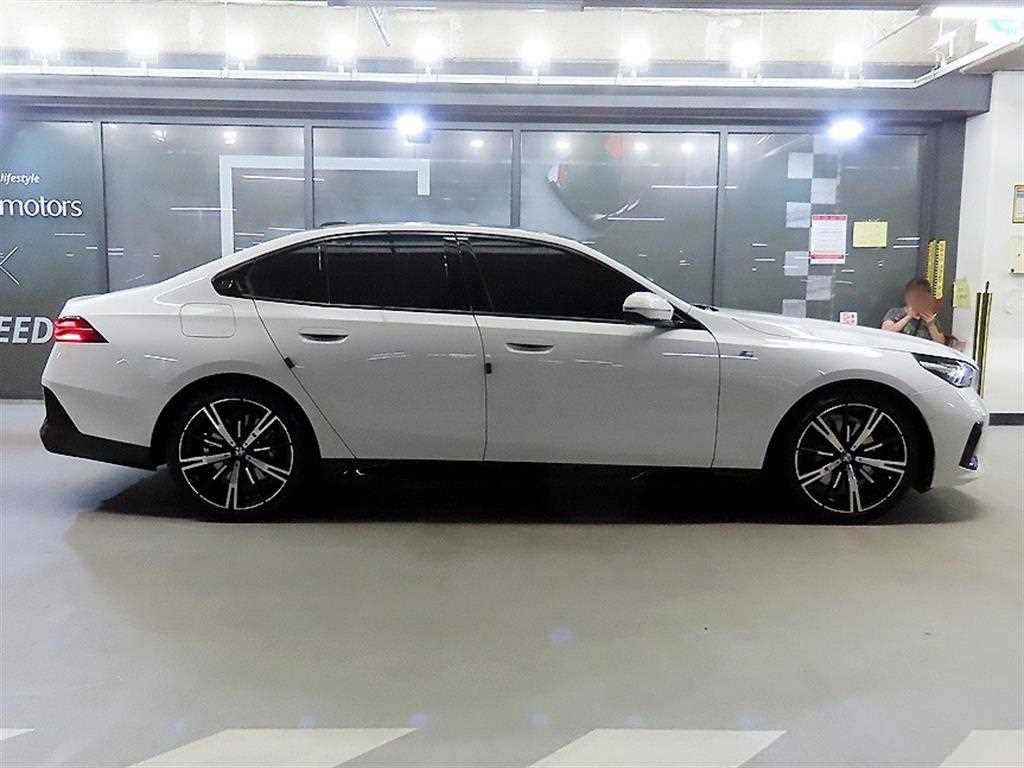 BMW 5시리즈 5시리즈 (G60) 530i xDrive M 스포츠 이미지 3
