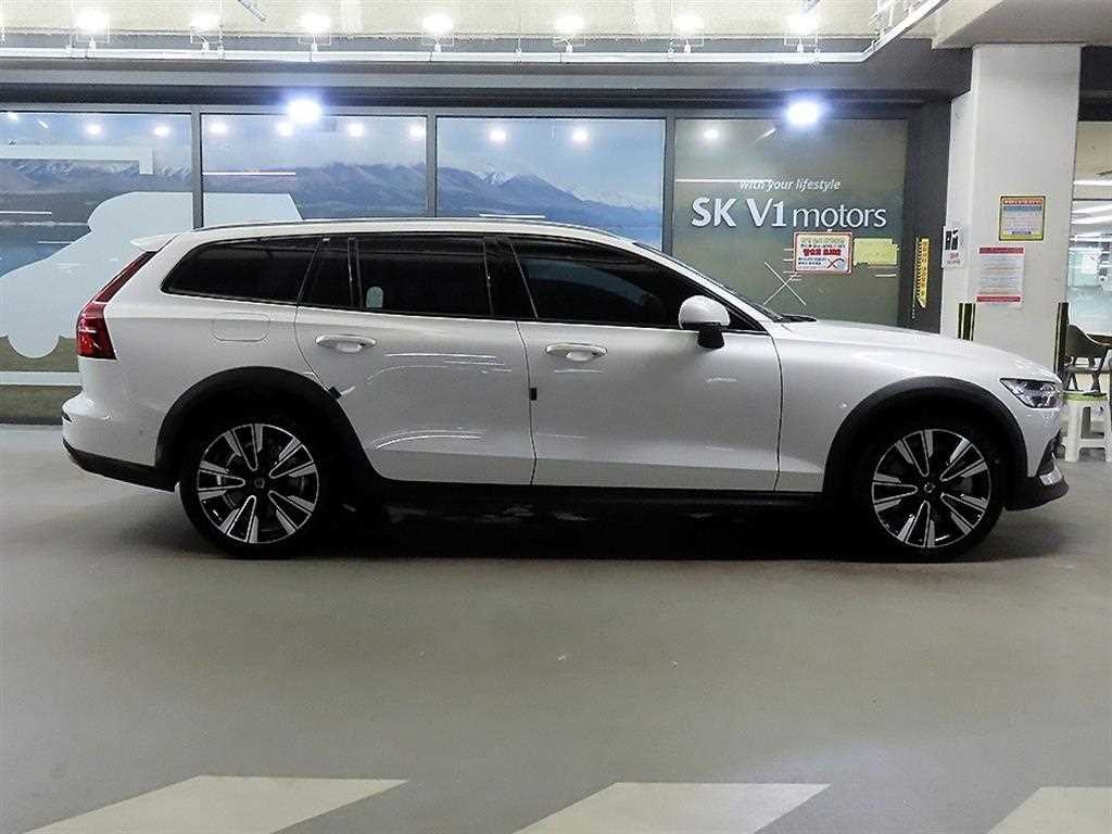 볼보 V60 V60 크로스 컨트리 2세대 2.0 B5 AWD 이미지 3