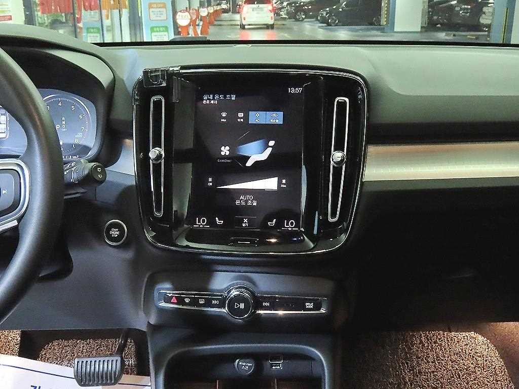 볼보 XC40 B4 AWD 모멘텀 이미지 11