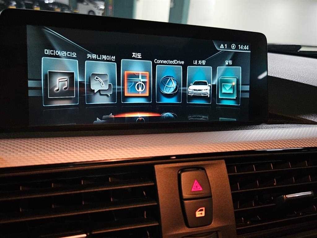 BMW 3시리즈 3시리즈 (F30) 320d 투어링 M 퍼포먼스 에디션 이미지 12