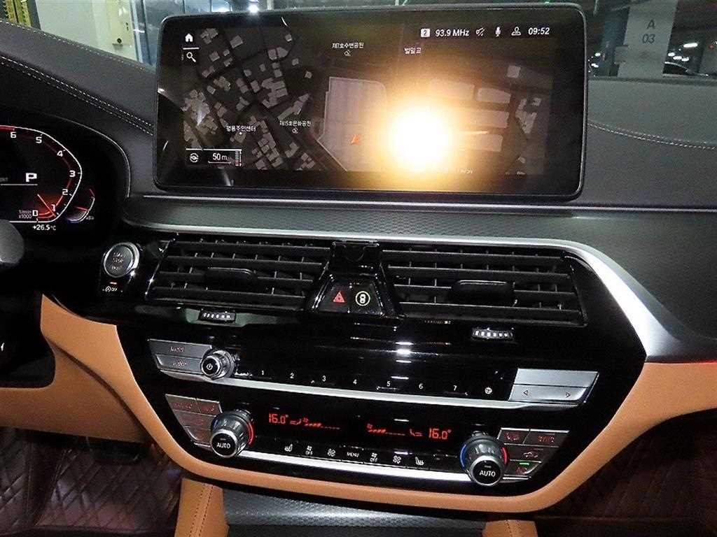 BMW 5시리즈 5시리즈 (G30) 520i M 스포츠 이미지 12