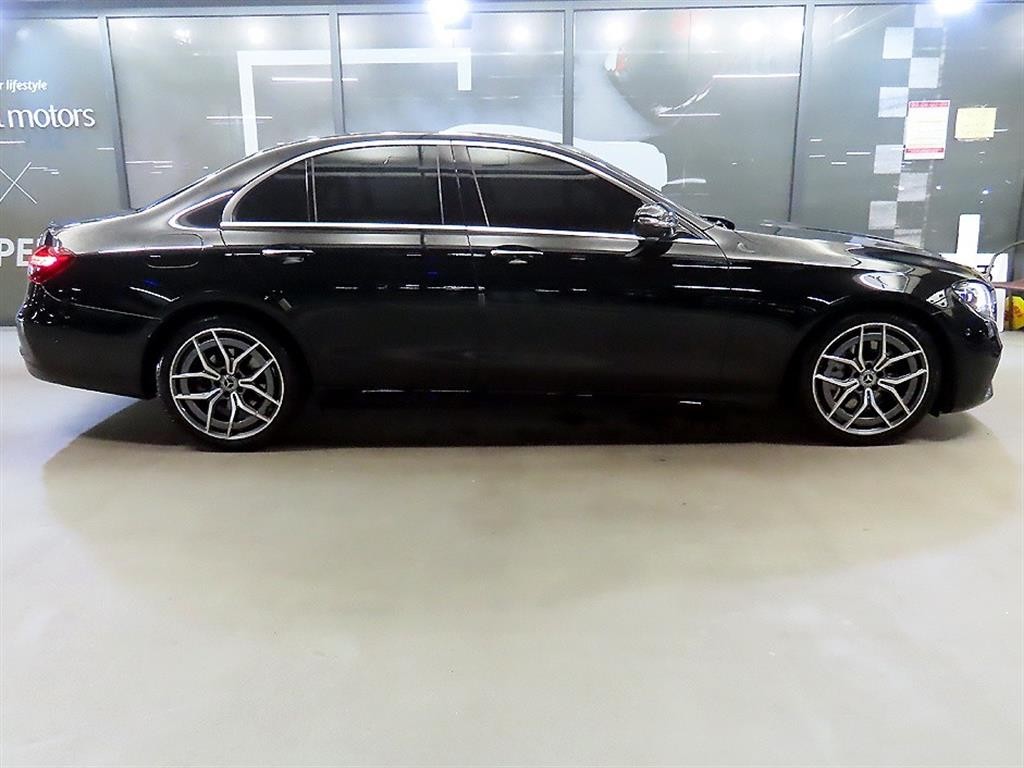 벤츠 E 클래스 E-클래스 W213 E220d 4MATIC AMG라인 이미지 3