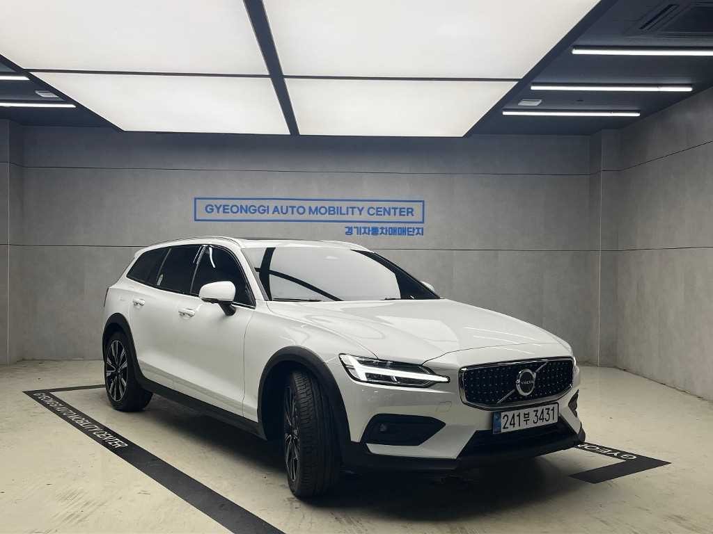 볼보 V60 V60 크로스 컨트리 2세대 2.0 B5 울트라 AWD 이미지 1
