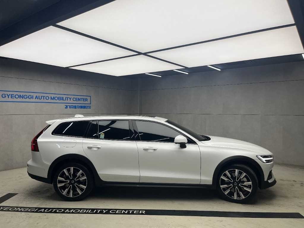 볼보 V60 V60 크로스 컨트리 2세대 2.0 B5 울트라 AWD 이미지 2