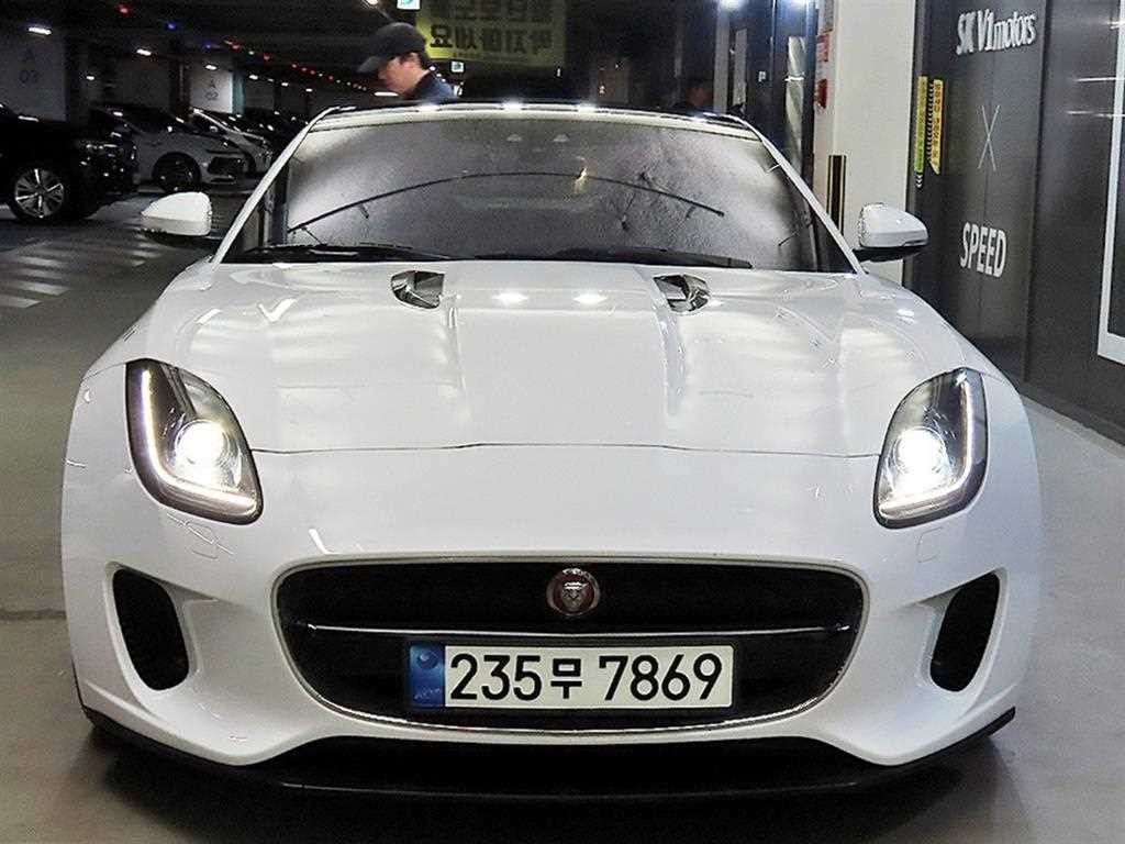 재규어 F-TYPE P300 쿠페 이미지 1
