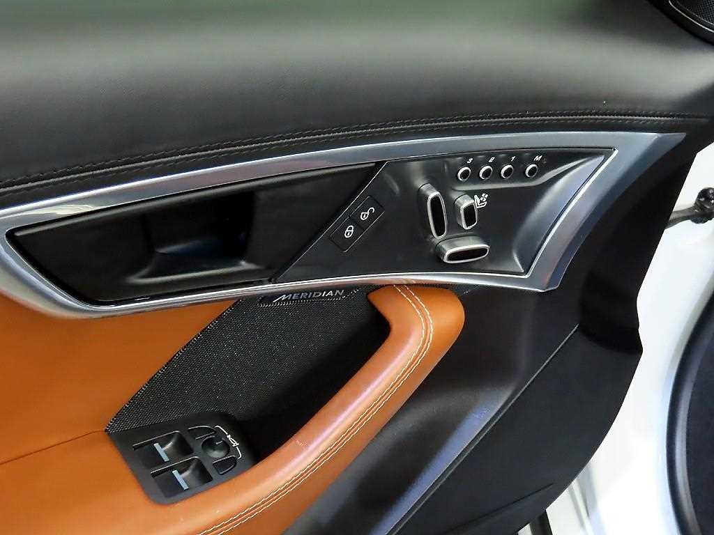 재규어 F-TYPE P300 쿠페 이미지 16