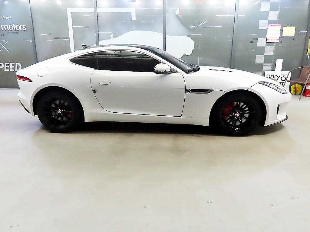 재규어 F-TYPE P300 쿠페 이미지 3